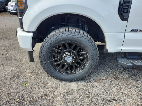 Used 2022 Ford F250 Lariat w/ Black Appearance Package image 9