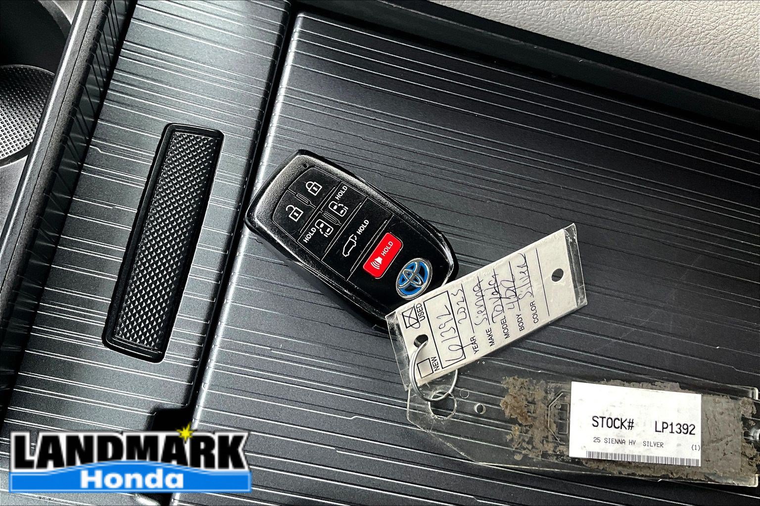 Used 2025 Toyota Sienna XLE FWD image 10