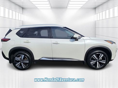 Used 2022 Nissan Rogue SL w/ SL Premium Package image 2