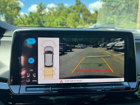 New 2026 Volkswagen Atlas Cross Sport SE image 17