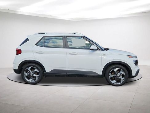 Used 2025 Hyundai Venue SEL image 8