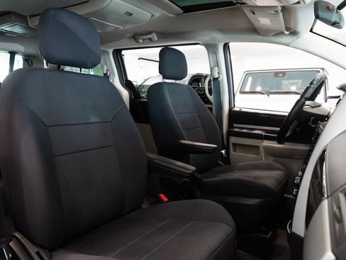 Used 2010 Dodge Grand Caravan SXT FWD image 26