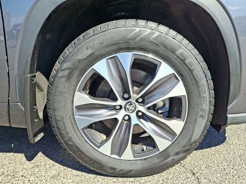 Used 2023 Toyota Highlander XLE AWD/4WD image 10