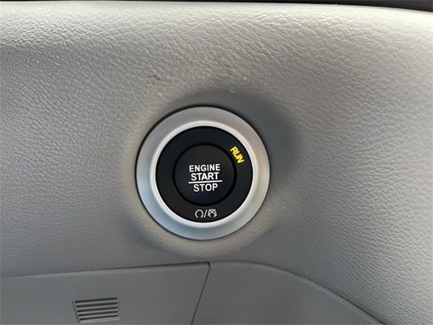 Used 2024 Chrysler Pacifica Touring-L image 18