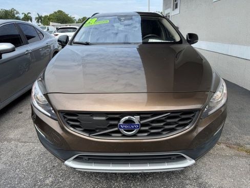 Used 2018 Volvo V60 T5 Cross Country AWD/4WD image 2
