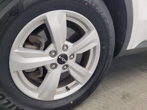 Used 2023 Kia Sorento LX image 31