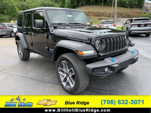 Used 2024 Jeep Wrangler Unlimited w/ Convenience Group AWD/4WD image 9