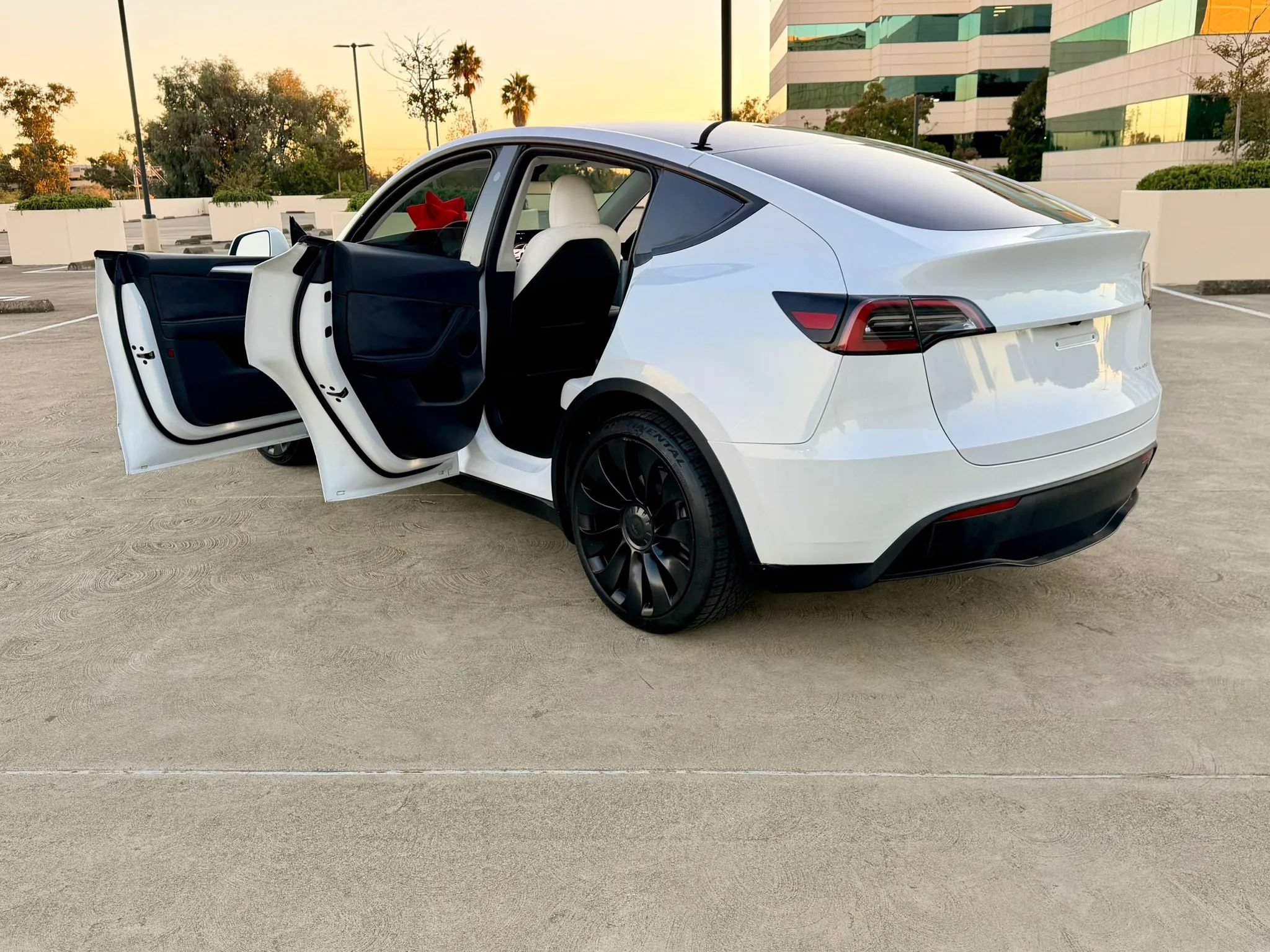 Used 2024 Tesla Model Y Long Range AWD/4WD image 38