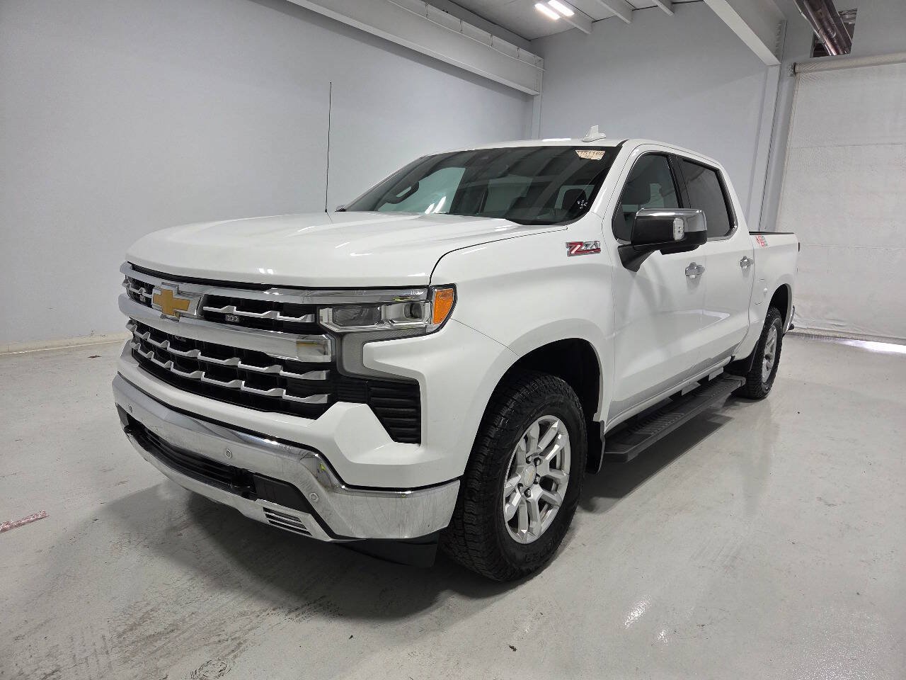 Used 2022 Chevrolet Silverado 1500 LTZ w/ Z71 Off-Road Package AWD/4WD image 5