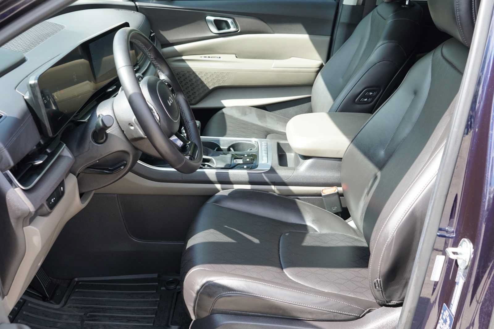 Certified 2025 Kia Carnival EX FWD image 8