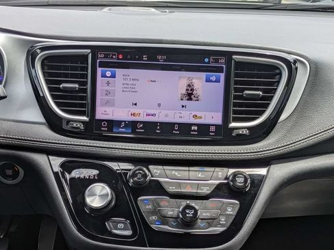 Used 2024 Chrysler Pacifica Limited FWD image 19
