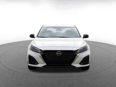 Used 2025 Nissan Altima 2.5 SV FWD image 2