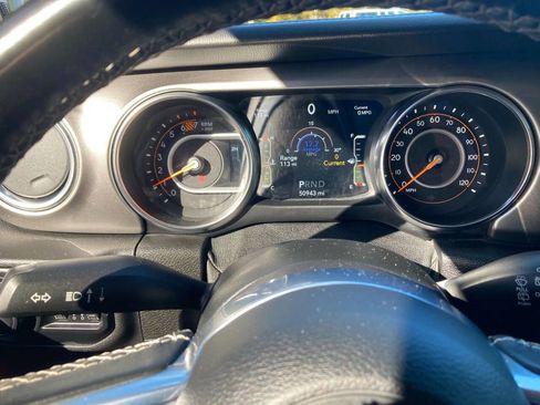 Used 2020 Jeep Wrangler Unlimited Sahara image 15