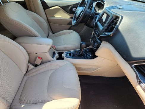 Used 2019 Jeep Cherokee Latitude w/ Popular Appearance Group AWD/4WD image 13