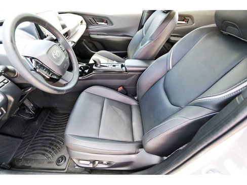 Used 2025 Toyota Prius XLE image 11