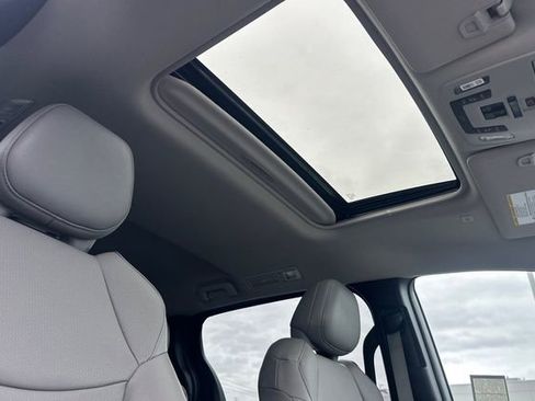 Used 2025 Toyota Sienna XLE image 24