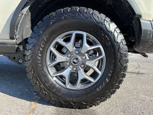 Used 2025 Ford Bronco Badlands image 16