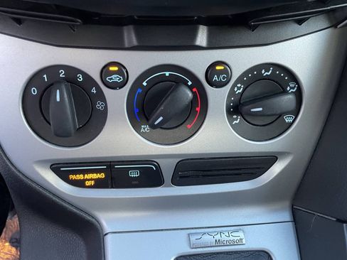 Used 2014 Ford Focus SE w/ SE Winter Package FWD image 17