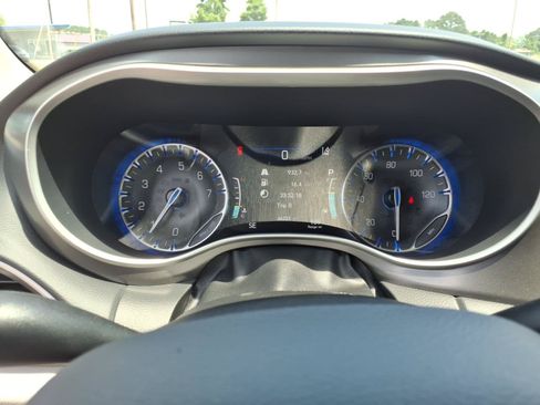 Used 2023 Chrysler Pacifica Touring-L FWD image 27