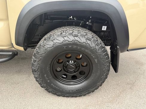 Used 2018 Toyota Tacoma TRD Off-Road w/ Technology Package AWD/4WD image 35