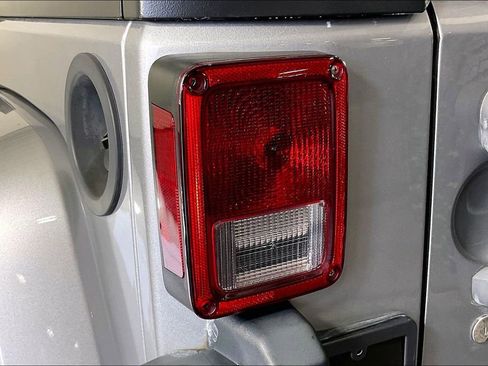 Used 2016 Jeep Wrangler Unlimited Sahara AWD/4WD image 40