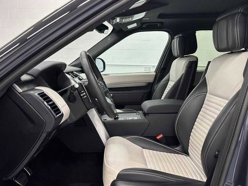 Used 2024 Land Rover Discovery Dynamic SE image 11