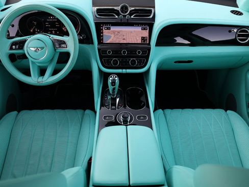 Used 2021 Bentley Bentayga image 2