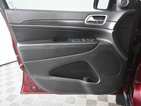 Used 2018 Jeep Grand Cherokee Laredo image 18