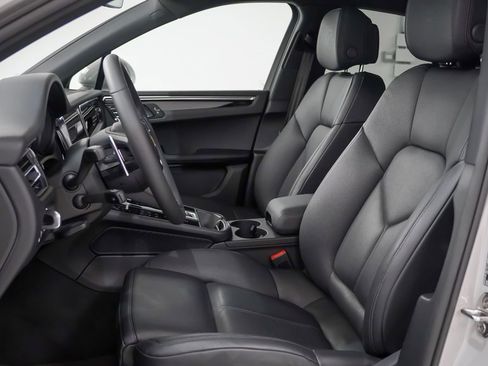Certified 2025 Porsche Macan image 5