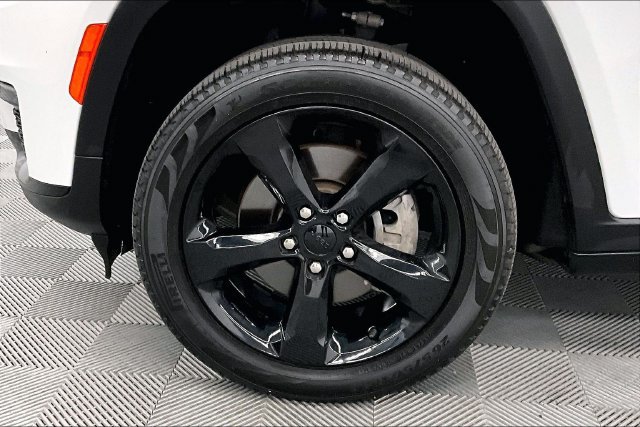 Used 2024 Jeep Grand Cherokee L Limited w/ Black Appearance Package AWD/4WD image 10