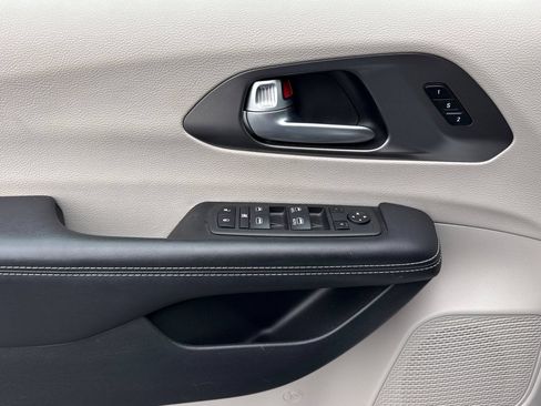 Used 2024 Chrysler Pacifica Touring-L FWD image 17