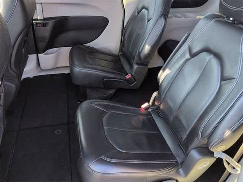 Used 2022 Chrysler Pacifica Touring-L image 20