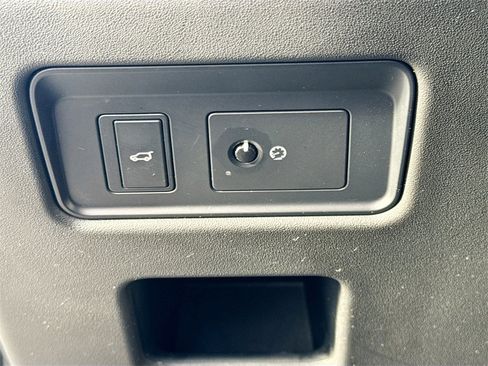 Used 2018 Land Rover Discovery HSE image 11