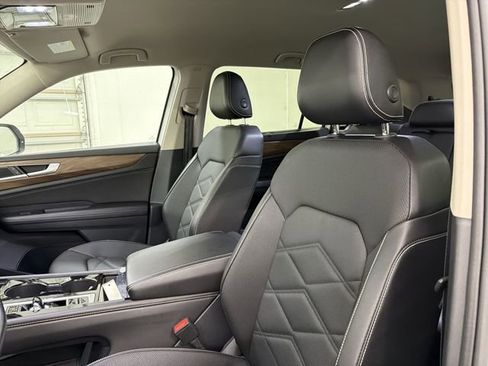 Used 2025 Volkswagen Atlas SE image 21