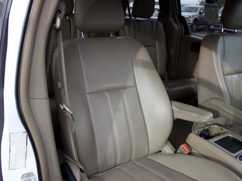 Used 2015 Chrysler Town & Country Touring image 33