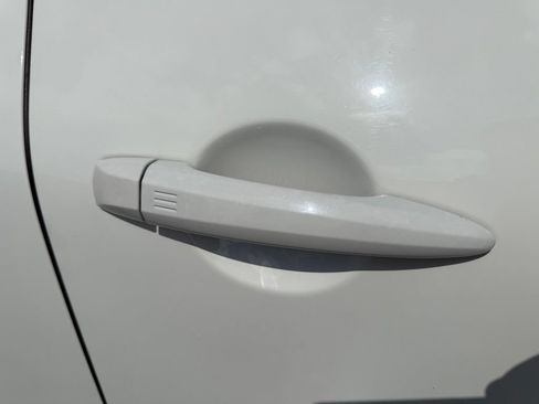 Used 2022 Nissan Pathfinder SV AWD/4WD image 3