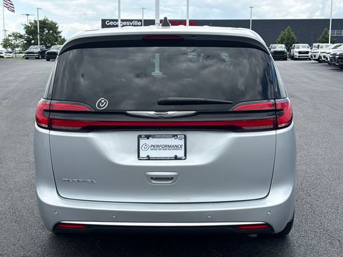 Used 2024 Chrysler Pacifica Touring-L w/ Uconnect Theater Family Group FWD image 4