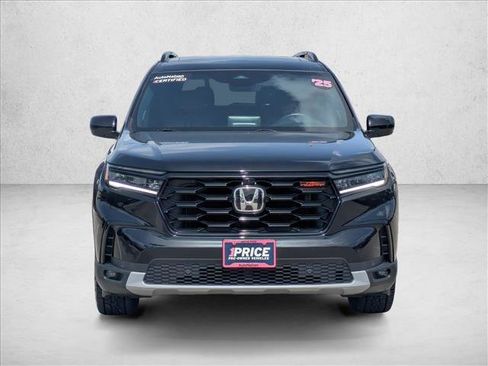 Used 2025 Honda Pilot TrailSport image 2