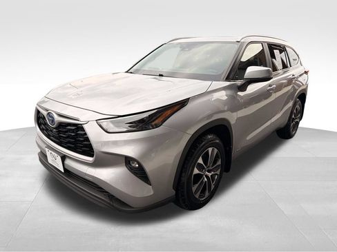 Used 2023 Toyota Highlander XLE AWD/4WD image 3