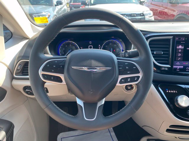 Used 2023 Chrysler Pacifica Touring-L FWD image 24