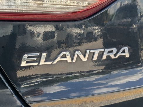 Used 2017 Hyundai Elantra SE FWD image 12