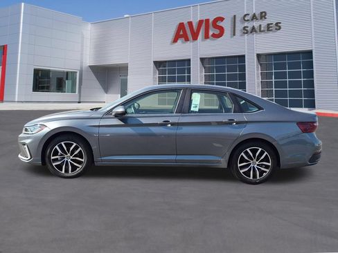 Used 2025 Volkswagen Jetta SE FWD image 10