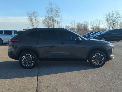 Used 2024 Chevrolet Trax LT w/ LT Convenience Package image 2