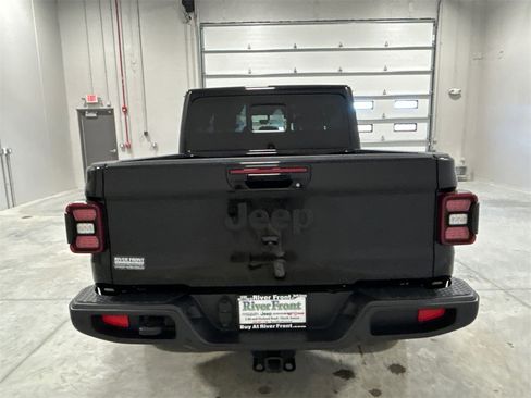 Used 2023 Jeep Gladiator Overland image 7
