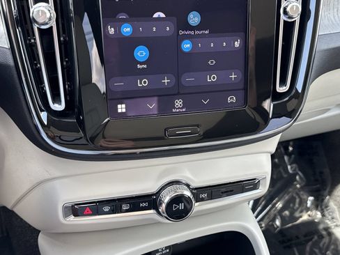 Certified 2024 Volvo XC40 B5 Plus AWD/4WD image 21