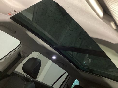 Used 2022 Volkswagen Tiguan SE image 3