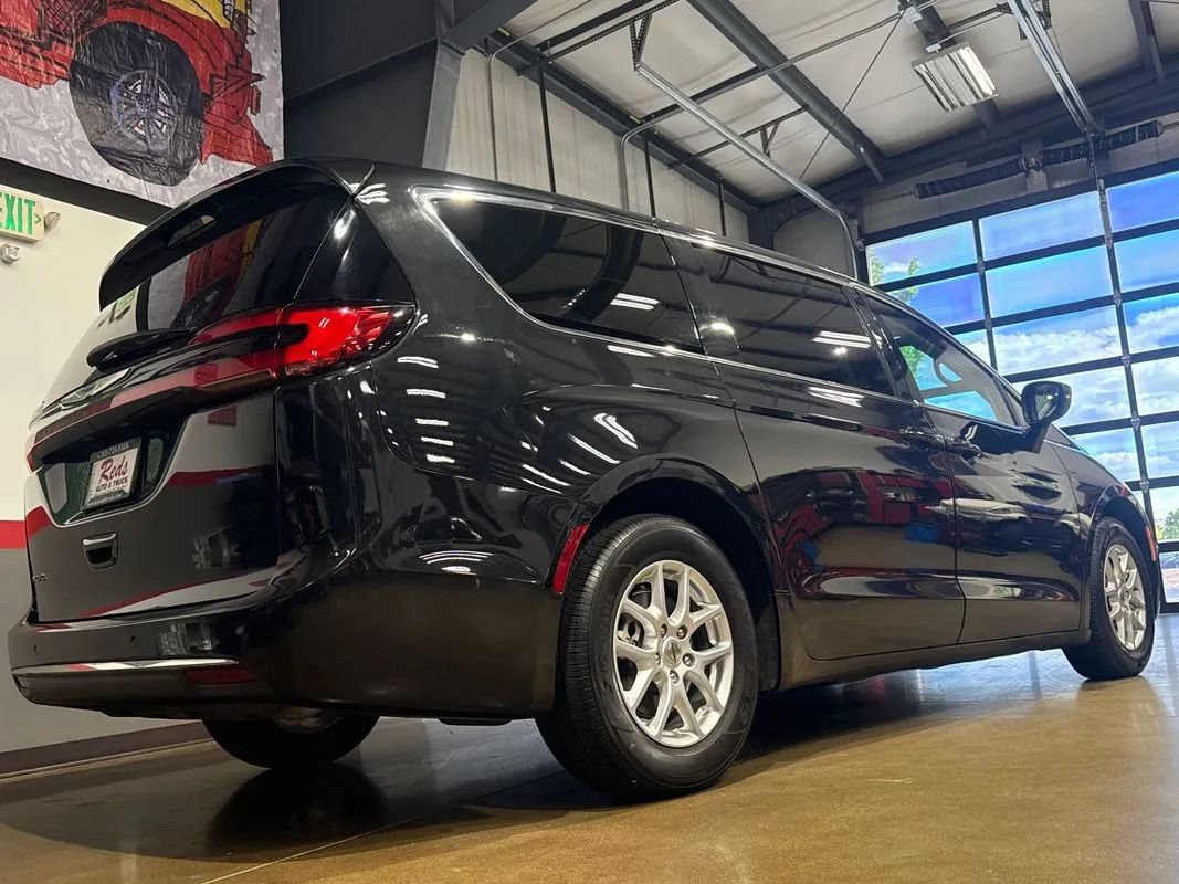 Used 2023 Chrysler Pacifica Touring-L FWD image 26