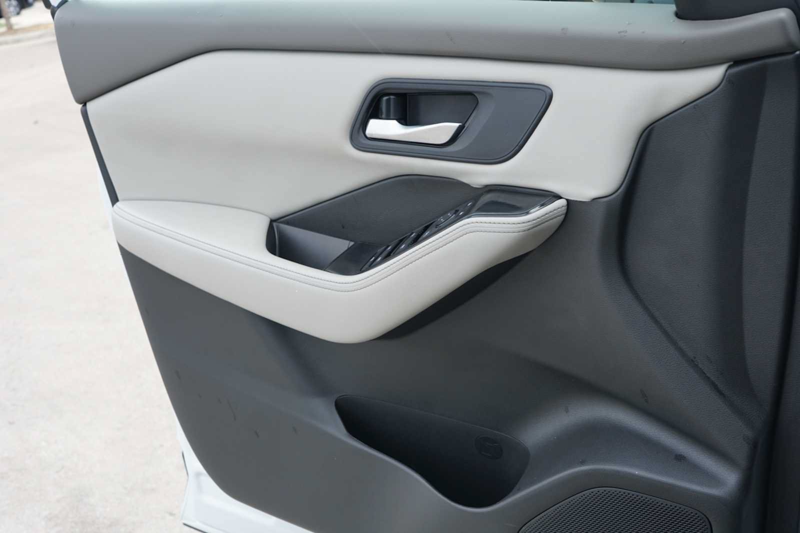 Used 2025 Nissan Rogue SV FWD image 16
