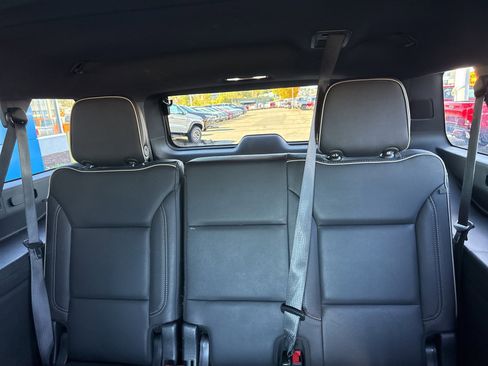 Used 2023 Chevrolet Suburban Premier image 17