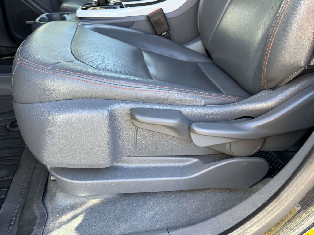 Used 2020 Chevrolet Bolt Premier w/ Infotainment Package FWD image 19